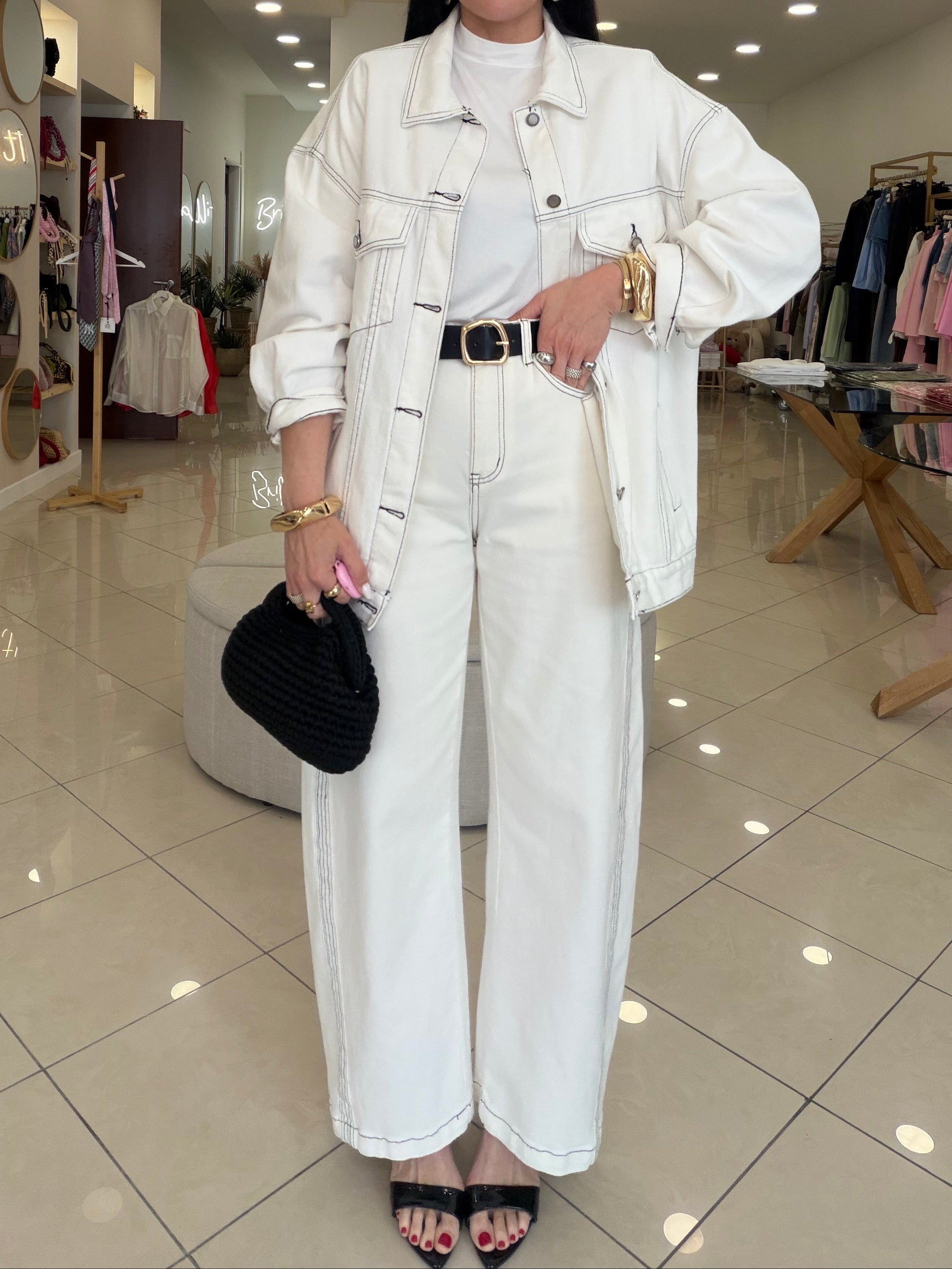 baggy bianco con cuciture nere