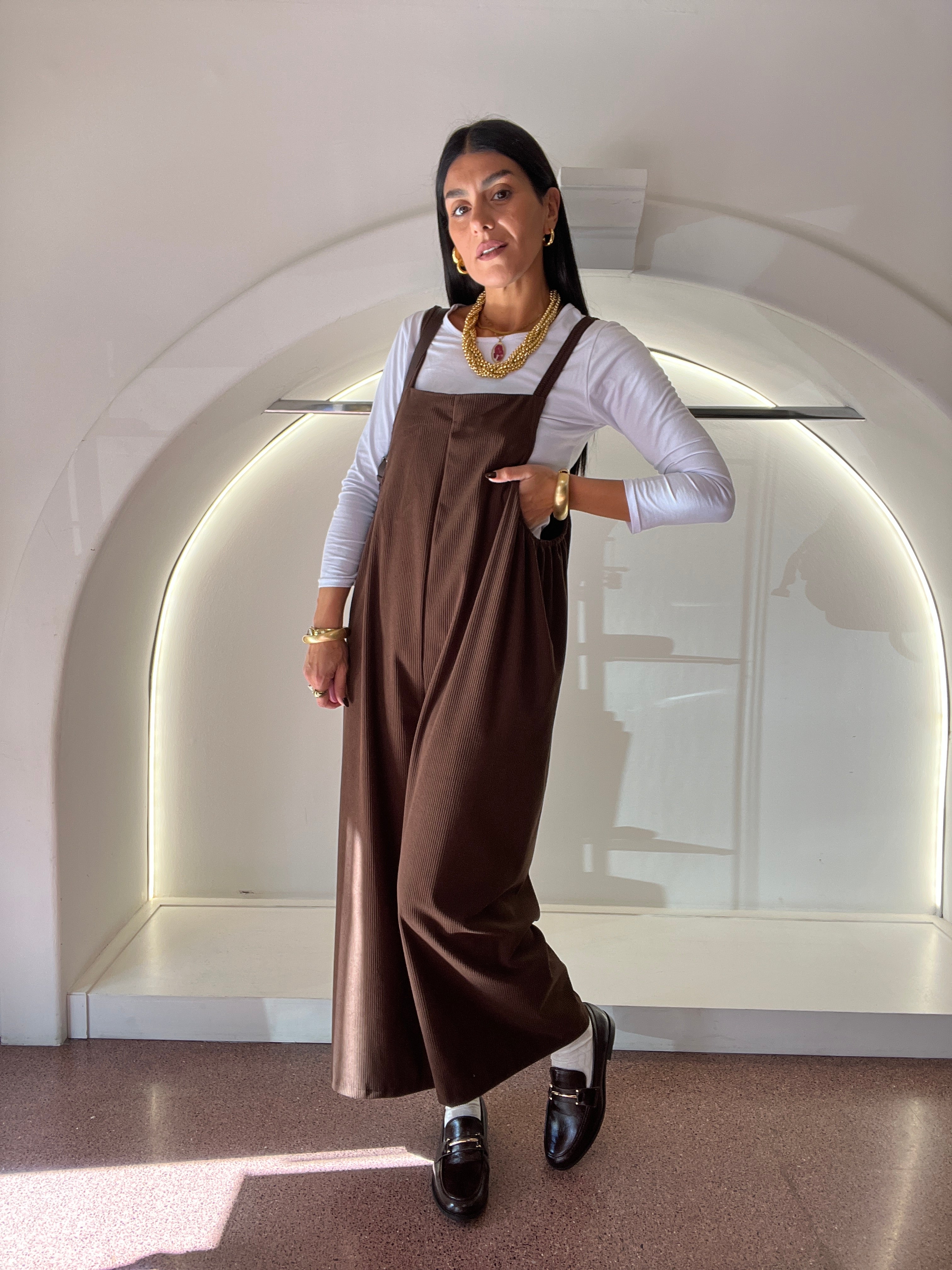 salopette in velluto a costine + maglia basic bianca