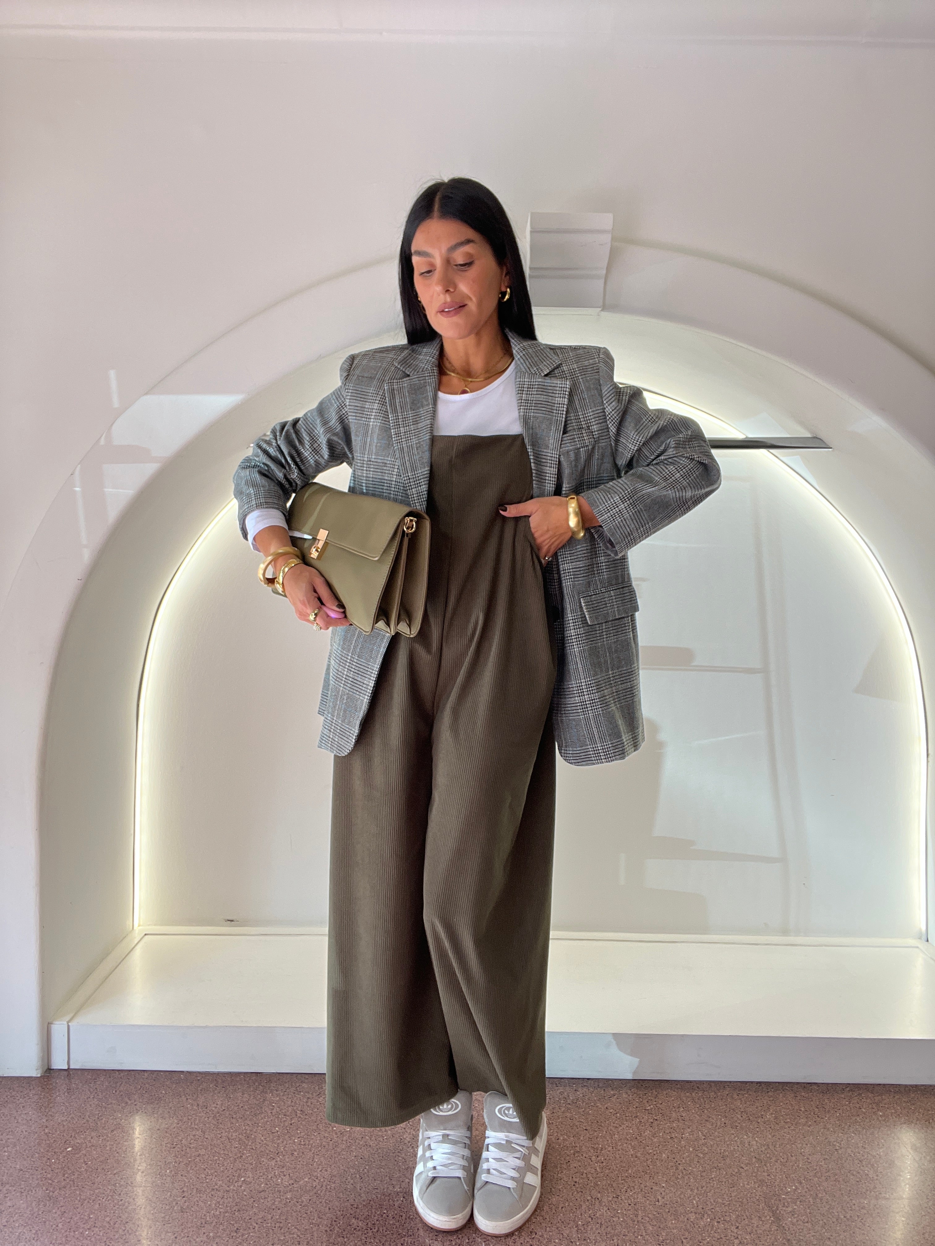 salopette in velluto a costine + maglia basic bianca