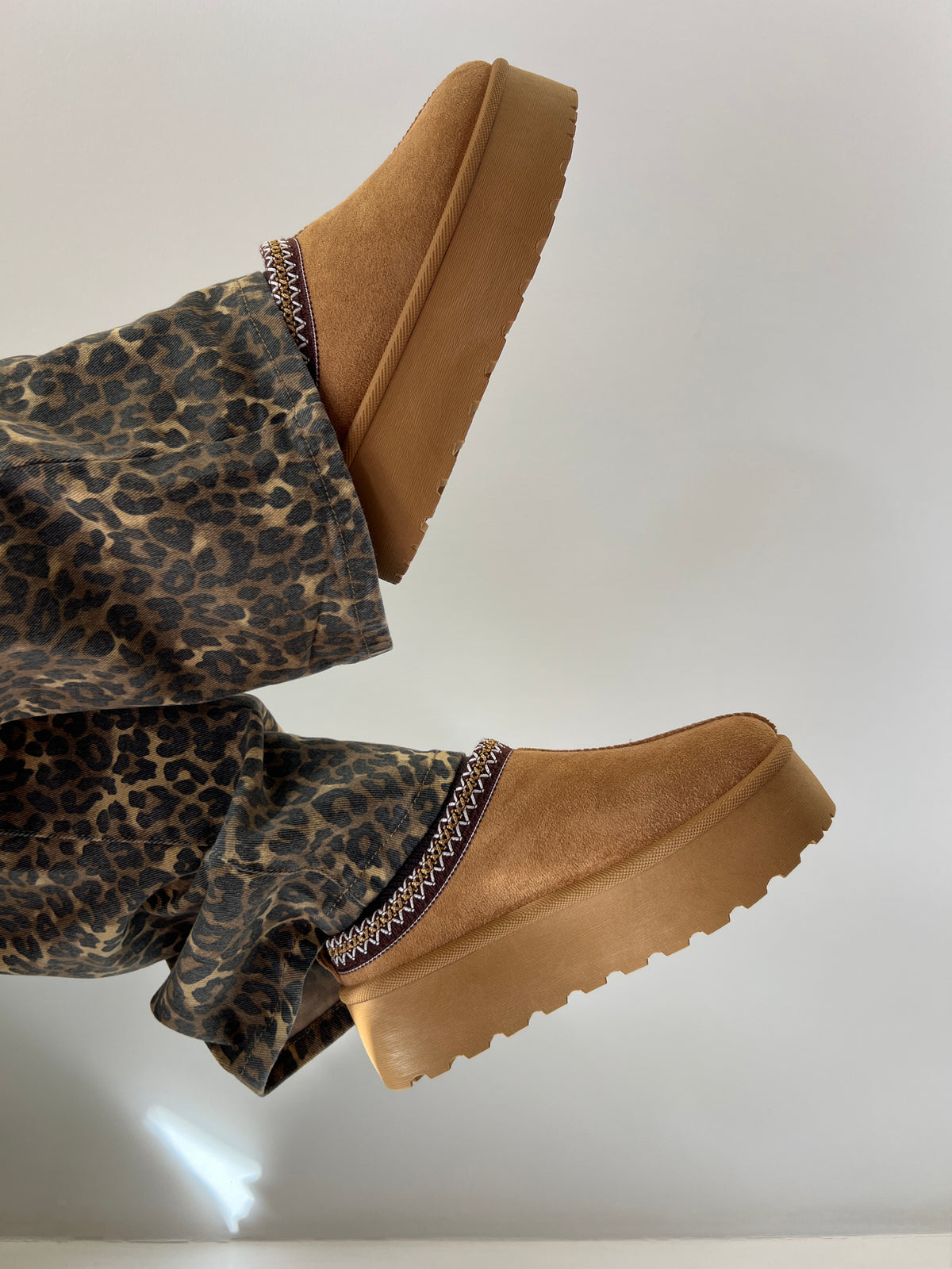 modello ugg camel platform