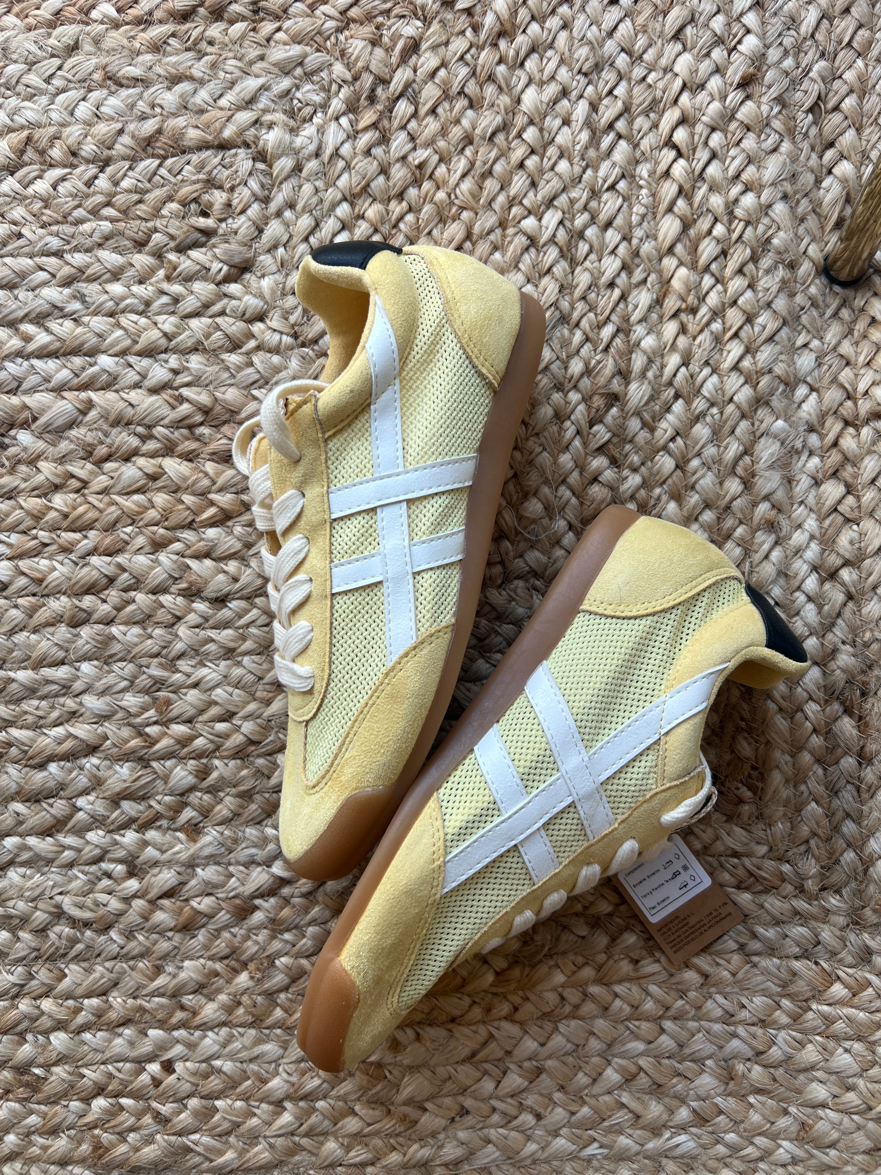 sneakers amarillo